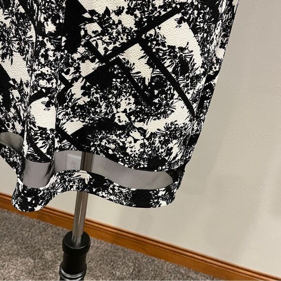 Scoop neck long sleeve floral knee length dress - Picture 6 of 13